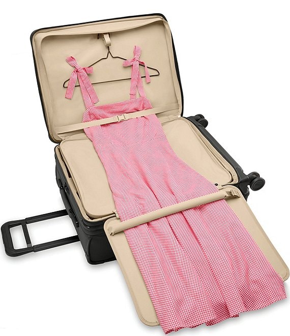 Baseline Medium Expandable Spinner Suitcase