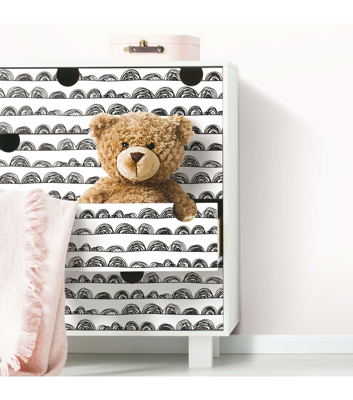 RoomMates 20.5 x 16.5' Gray Doodle Scallop Peel & Stick Wallpaper